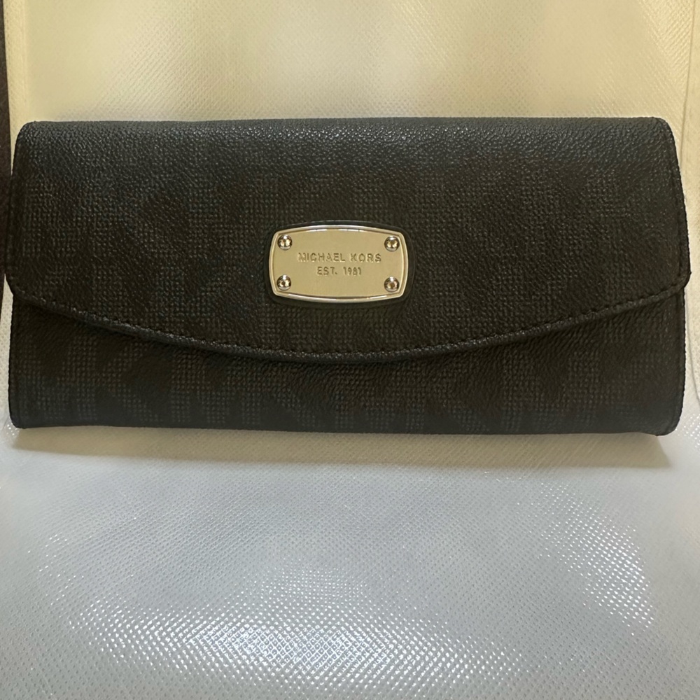 MICHAEL Michael Kors Black Textured Leather Continental Wallet with Logo Plate